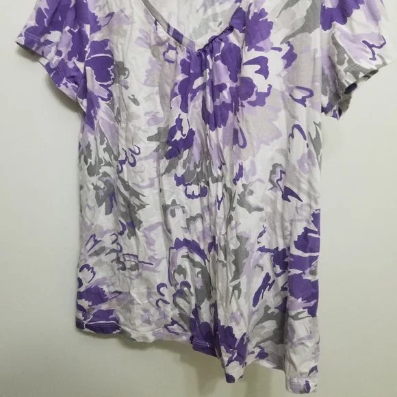 Gray w purple flowers St. John's Bay women's L V-neck t-shirt - Picture 2 of 4